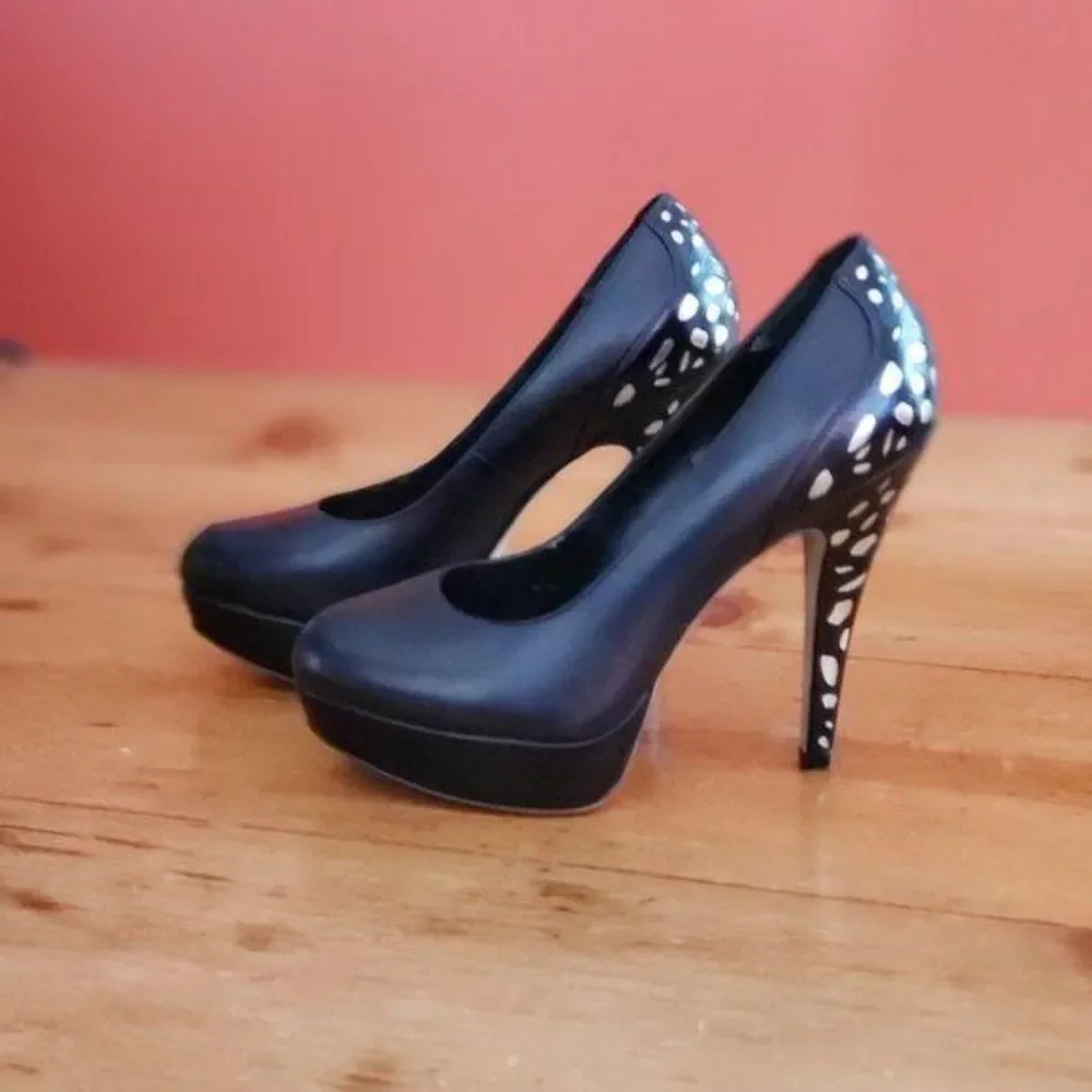 STUNNING! Vince Camuto Platform Heels Black